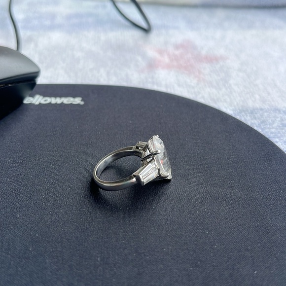 EUC🎉 Stunning Pear 🍐 shaped Simulated Diamond Engagement/Cocktail ring - Picture 7 of 7